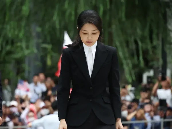A ex-primeira-dama da Coreia do Sul, Kim Keon Hee, chega ao gabinete do promotor especial em Seul, Coreia do Sul
06/08/2025
Reuters/Kim Hong-Ji/Proibida reprodução