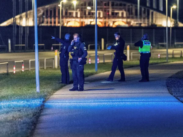 Policiais no Aeroporto de Copenhague
 22/9/2025   Ritzau Scanpix/Steven Knap via REUTERS