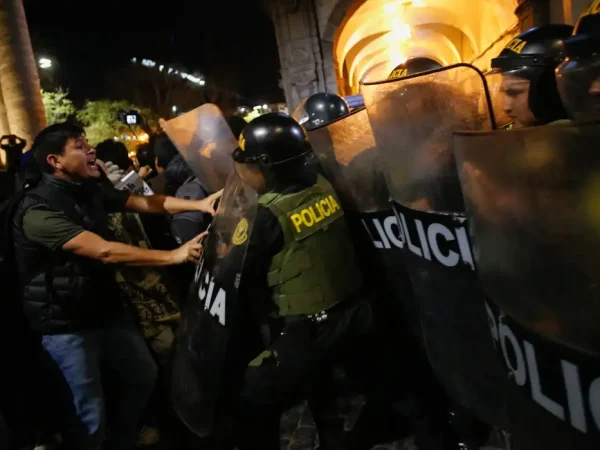Demonstrators clash with police during overnight protests against President Jose Jeri, as Gen Z activists, transport workers and civil groups rally against corruption and rising crime, in Arequipa, Peru October 15, 2025. REUTERS/Oswald Charca