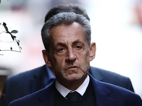 Ex-presidente da França Nicolas Sarkozy deixa sua casa em Paris para começar a cumprir sentença de 5 anos de prisão
21/10/2025 REUTERS/Sarah Meyssonnier