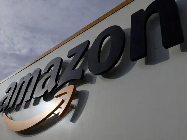 O logotipo da Amazon no centro logístico em Lauwin-Planque, norte da França, em 15 de novembro de 2022. REUTERS/Pascal Rossignol