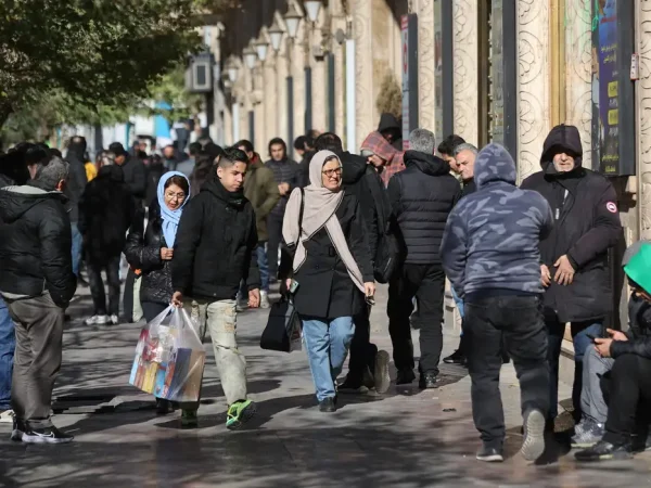 Pessoas caminham por lojas em Teerã
 30/12/2025   Majid Asgaripour/WANA (West Asia News Agency) via REUTERS