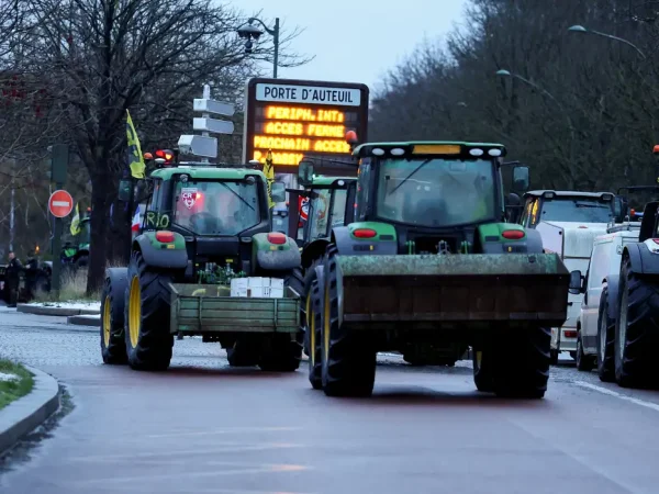 Tratores estacionados na Porte d'Auteuil, enquanto agricultores franceses protestam em Paris, França, em 8 de janeiro de 2026. REUTERS/Gonzalo Fuentes