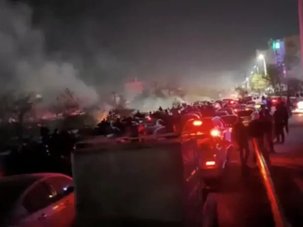 Fumaça sobe enquanto manifestantes protestam contra o governo do Irã em Mashhad, no Irã
10/01/2026 Rede Social/via REUTERS