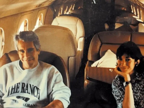 Jeffrey Epstein e Ghislaine Maxwell aparecem nesta imagem divulgada pelo Departamento de Justiça em Washington, em 19 de dezembro de 2025
Departamento de Justiça dos EUA/Divulgação via REUTERS
