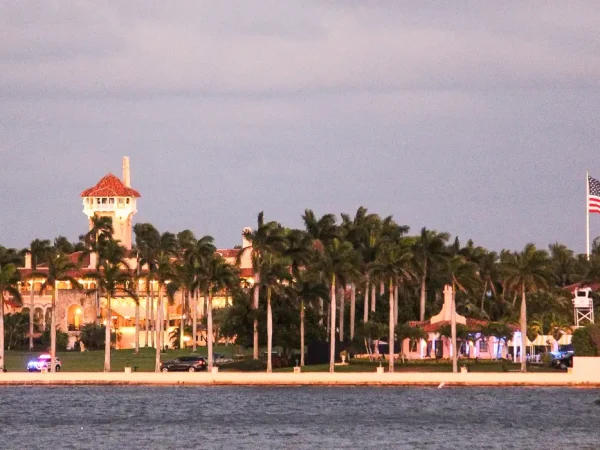Palm Beach, Florida – February 16, 2026: Residents watching the motorcade, police units along the route, and views of Mar?a?Lago and Air Force One are seen during President Donald Trump’s departure back to the White Mar-A-Lago is seen after the Presidents departure after the Presidents Day weekend.(Christopher G. Beckett/Sipa USA)