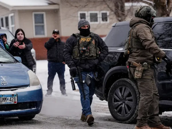 Agentes do ICE durante operação em Minnesota
 18/1/2026     REUTERS/Leah Millis