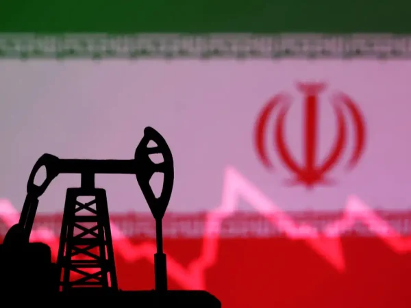 Bandeira do Irã com gráfico de ações e um modelo miniatura de bomba de petróleo em ilustração
09/10/2023
REUTERS/Dado Ruvic/Ilustração