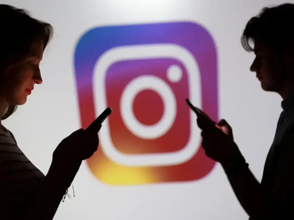 Ilustração mostra adolescentes com logo do Instagram
 11/9/2025    REUTERS/Dado Ruvic