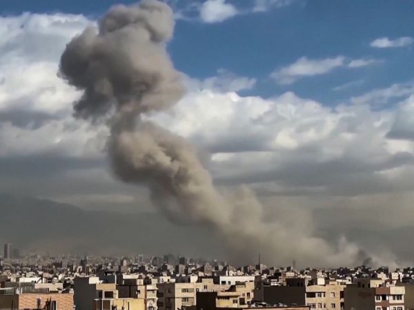 28/02/2026 - Plumas de fumaça foram vistas subindo sobre o horizonte de Teerã após Israel anunciar que lançou um ataque preventivo contra o Irã no sábado (28 de fevereiro), enquanto a mídia iraniana noticiava que explosões foram ouvidas na capital. Foto: Frame/Reuters - Proibido reprodução