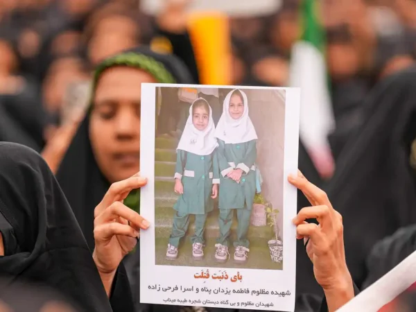 MINAB, IRAN - MARCH 03: Mourners hold a portrait of a students during a funeral ceremony for children, who lost their lives after a primary school in Iran’s Hormozgan province was targeted in US and Israeli attacks, on March 03, 2026 in Minab, Iran. Thousands of people, including families and officials, attended the ceremony. Stringer / AnadoluNo Use USA No use UK No use Canada No use France No use Japan No use Italy No use Australia No use Spain No use Belgium No use Korea No use South Africa No use Hong Kong No use New Zealand No use Turkey. Foto: Anadolu Agency/Reuters