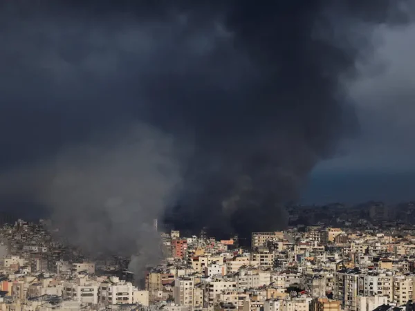 Fumaça é vista após ataque israelense nos subúrbios do sul de Beirute, na esteira de uma escalada entre o Hezbollah e Israel em meio ao conflito entre os EUA e Israel contra o Irã
03/03/2026
REUTERS/Khalil Ashawi