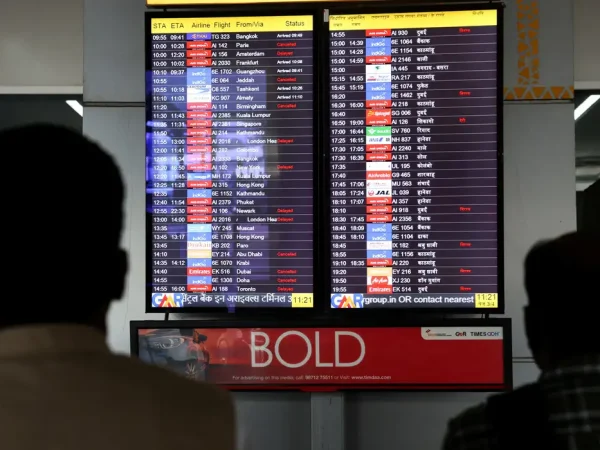 Pessoas observam tela com informações de voos no Aeroporto Internacional Indira Gandhi, em Nova Délhi, Índia 
3 de março de 2026
REUTERS/Bhawika Chhabra