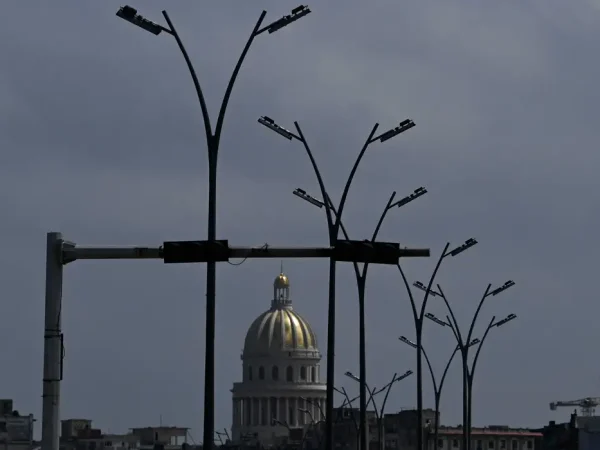 Apagão deixa grande parte de Cuba sem energia elétrica
04/03/2026
REUTERS/Norlys Perez