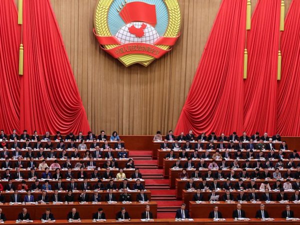 O presidente chinês Xi Jinping e outros líderes participam da sessão de abertura da Conferência Consultiva Política do Povo Chinês (CPPCC), no Grande Salão do Povo, em Pequim, China, em 4 de março de 2026. REUTERS/Maxim Shemetov