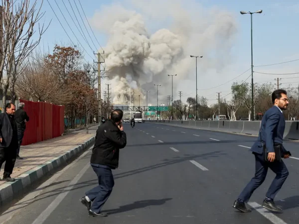 Fumaça é vista em Teerã após explosão
 5/3/2026    Majid Asgaripour/WANA (West Asia News Agency) via REUTERS