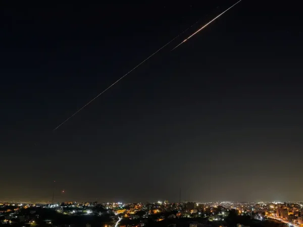 An Iranian missile flies towards Israel, amid the U.S.-Israeli conflict with Iran, as seen from Hebron, in the Israeli-occupied West Bank, March 27, 2026. REUTERS/Mussa Qawasma