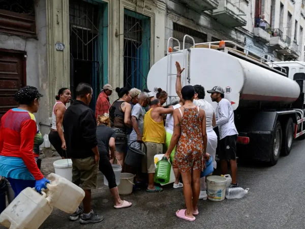 Pessoas se reúnem para pegar água em caminhão-pipa em Havana
19/03/2026 REUTERS/Norlys Perez