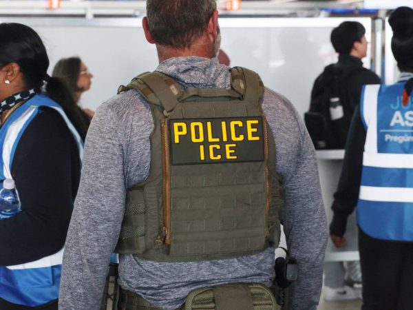 Agente do ICE em aeroporto de Nova York
 27 de março de 2026   REUTERS/Shannon Stapleton