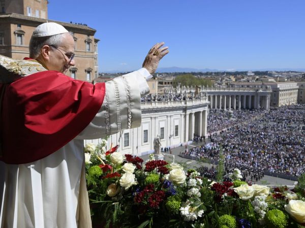 **NO LIBRI** Italy, Rome, Vatican, 2026/4/5 Pope Leo XIV delivers the Urbi et Orbi blessing - Latin for