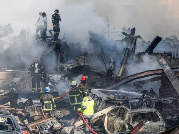 Equipes de resgate trabalham no local de um ataque israelense em Beirute
08/04/2026
REUTERS/Mohamed Azakir