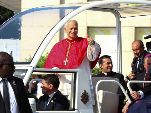 Pope Leo XIV gestures to people as he begins his apostolic journey to Angola, in Luanda, Angola, April 18, 2026. REUTERS/Cesar Muginga/ Proibida reprodução