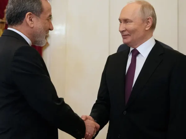 Russian President Vladimir Putin shakes hands with Iranian Foreign Minister Abbas Araqchi during a meeting at the Boris Yeltsin Presidential Library in Saint Petersburg, Russia April 27, 2026. Dmitri Lovetsky/Pool via REUTERS