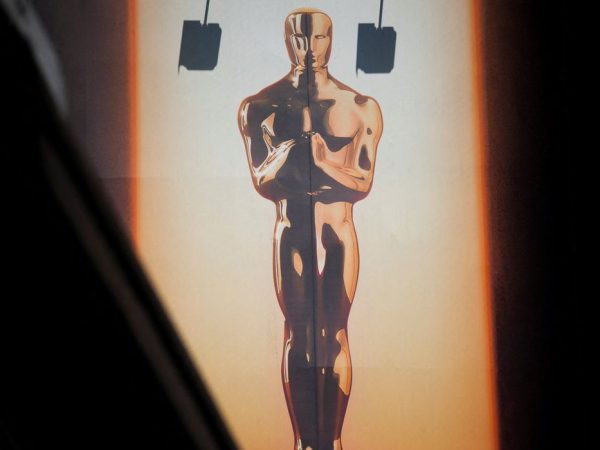 Um grande outdoor com uma estatueta do Oscar se ergue sobre a Hollywood Blvd enquanto trabalhadores se preparavam para o 98º Oscar em Los Angeles, Califórnia, EUA, em 9 de março de 2026. REUTERS/Daniel Cole
