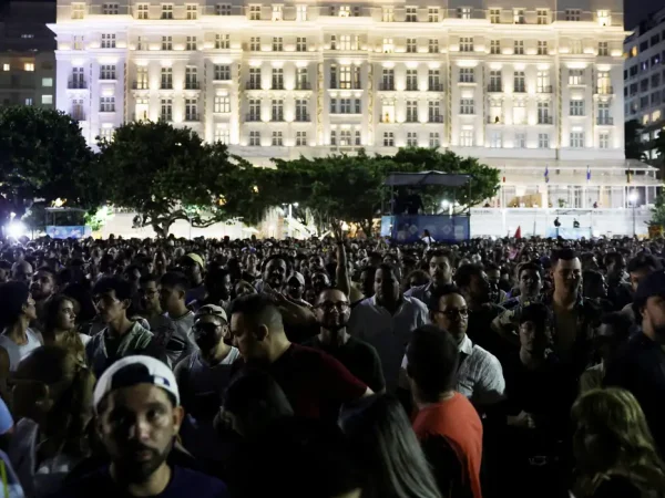 Fans gather outside the hotel where Colombian singer Shakira is accommodated, ahead of her open concert on Copacabana Beach in Rio de Janeiro, Brazil, May 1, 2026. REUTERS/Ricardo Moraes