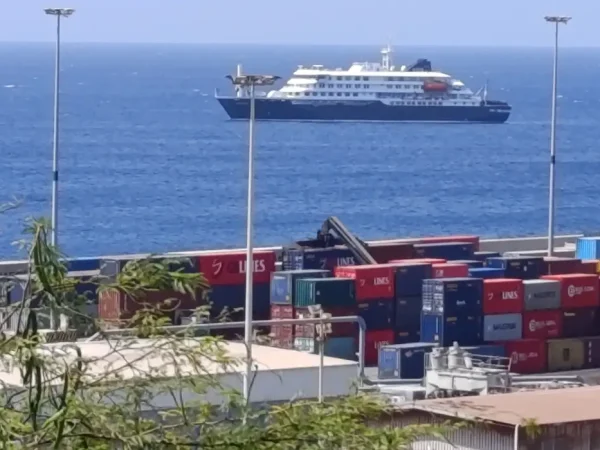 Navio de cruzeiro MV Hondius com casos suspeitos de hantavírus no porto de Cabo Verde
4 de maio de 2026
Foto tirada com um telefone celular 
REUTERS/Stringer