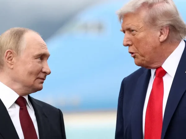 Presidente dos EUA, Donald Trump, fala com o presidente russo, Vladimir Putin, no Alasca
 15 de agosto de 2025   REUTERS/Kevin Lamarque