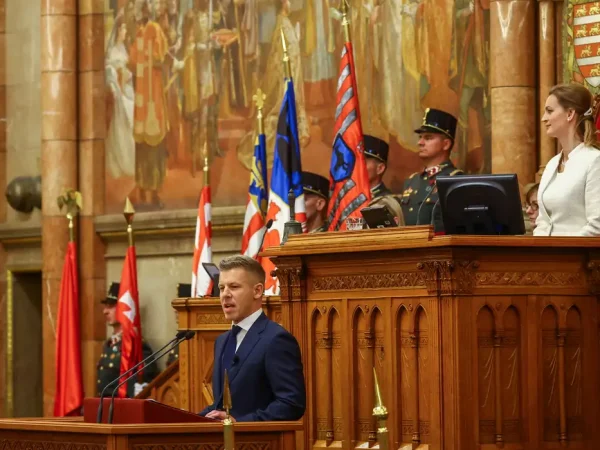 Peter Magyar discursa no Parlamento após se tornar o novo primeiro-ministro da Hungria
9 de maio de 2026
REUTERS/Bernadett Szabo