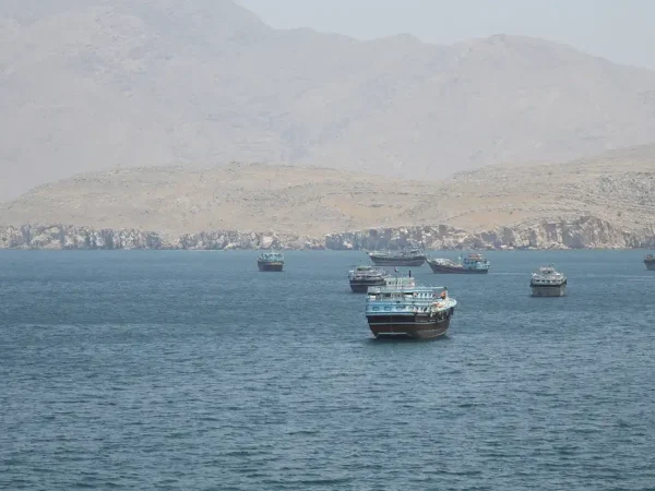 Embarcações no Estreito de Hormuz, Musandam, Omã
8 de maio de 2026
REUTERS/Stringer/ PROIBIDA REPRODUÇÃO.