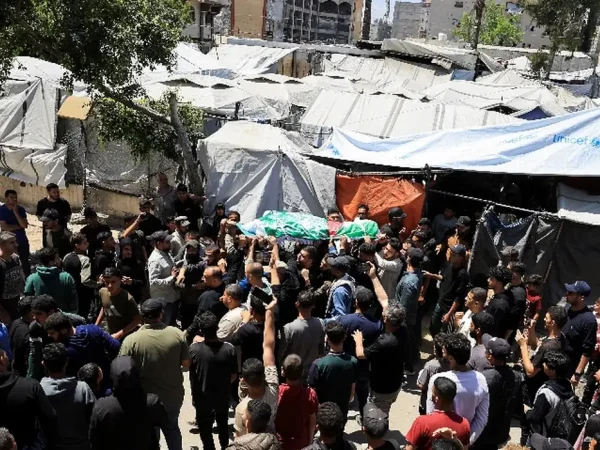 Pessoas carregam um corpo identificado por pessoas de luto como o comandante da ala militar do Hamas, Izz al-Din al-Haddad, que foi morto em um ataque israelense na sexta-feira, durante um funeral, na Cidade de Gaza, em 16 de maio de 2026. REUTERS/Dawoud Abu Alkas