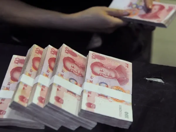 FILE PHOTO: An employee counts Chinese 100 yuan banknotes at a branch of China Merchants Bank in Hefei, Anhui province June 21, 2013. REUTERS/Stringer/File Photo