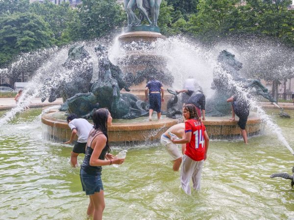 Young people cool off in the Fontaine de l'Observatoire fountain as temperatures rise in Paris and a heatwave hits a large part of France, June 18, 2026. REUTERS/Abdul Saboor