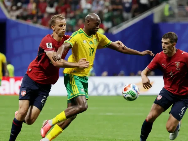 Soccer Football - FIFA World Cup 2026 - Group A - Czech Republic v South Africa - Atlanta Stadium, Atlanta, Georgia, U.S. - June 18, 2026 South Africa's Evidence Makgopa in action with Czech Republic's Tomas Soucek and Robin Hranac REUTERS/Claudia Greco