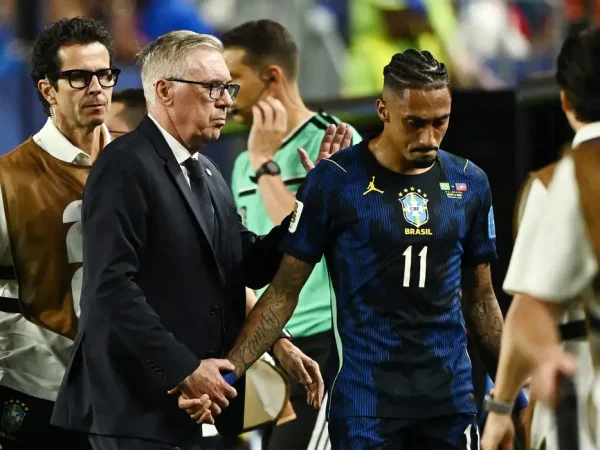 Soccer Football - FIFA World Cup 2026 - Group C - Brazil v Haiti - Philadelphia Stadium, Philadelphia, Pennsylvania, U.S. - June 19, 2026 Brazil coach Carlo Ancelotti consoles Raphinha as he walks off the pitch after sustaining an injury REUTERS/Dylan Martinez