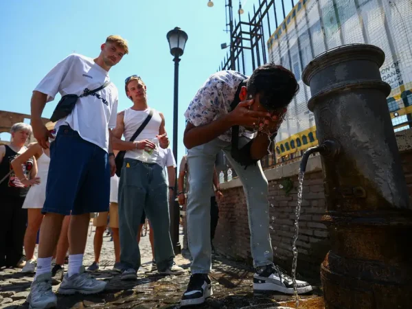Uma pessoa se refresca em uma fonte pública próxima ao Coliseu durante uma onda de calor em Roma
20 de junho de 2026
REUTERS/Guglielmo Mangiapane