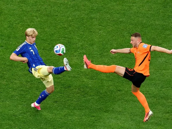 Soccer Football - FIFA World Cup 2026 - Group F - Netherlands v Sweden - Houston Stadium, Houston, Texas, U.S. - June 20, 2026
Sweden's Lucas Bergvall in action with Netherlands' Teun Koopmeiners REUTERS/Pedro Nunes