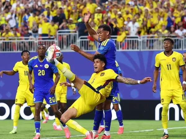 Soccer Football - FIFA World Cup 2026 - Group E - Ecuador v Curacao - Kansas City Stadium, Kansas City, Missouri, U.S. - June 20, 2026 Ecuador's Piero Hincapie in action with Curacao's Jurien Gaari REUTERS/Hannah Mckay     TPX IMAGES OF THE DAY