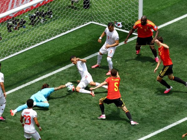 Soccer Football - FIFA World Cup 2026 - Group G - Belgium v Iran - Los Angeles Stadium, Inglewood, California, U.S. - June 21, 2026 Iran's Alireza Beiranvand in action with Belgium's Maxim De Cuyper, Iran's Ali Nemati and Belgium's Hans Vanaken as he makes a save REUTERS/Lisi Niesner     TPX IMAGES OF THE DAY