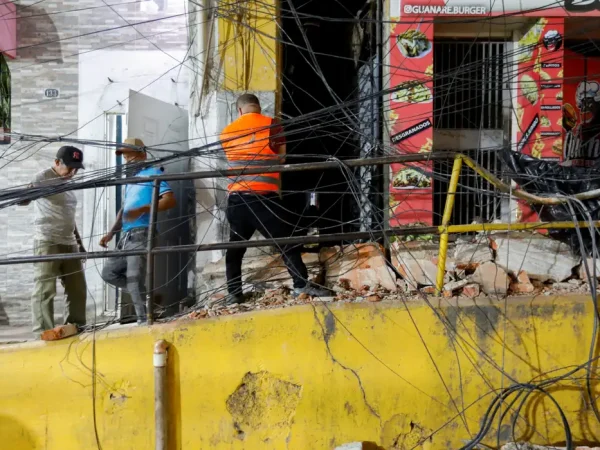 People inspect the site of damaged buildings in the aftermath of an earthquake, in Caracas, Venezuela, June 24, 2026. REUTERS/Fausto Torrealba