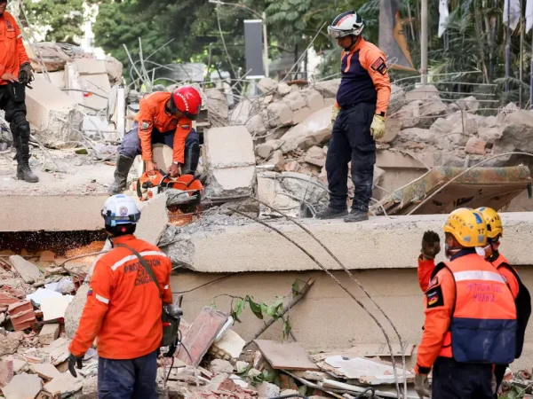 Emergency services work at the site of a collapsed building after earthquakes hit the country, in Caracas, Venezuela, June 25, 2026. REUTERS/Leonardo Fernandez Viloria