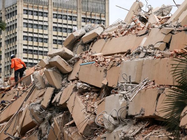 A rescuer works at the site of a collapsed building after earthquakes hit the country, in Caracas, Venezuela, June 25, 2026. REUTERS/Leonardo Fernandez Viloria