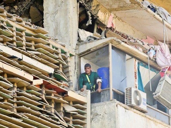 A man involved in rescue efforts looks on from a damaged building, in the aftermath of earthquakes in La Guaira, Venezuela, June 25, 2026. REUTERS/Maxwell Briceno  REFILE - QUALITY REPEAT