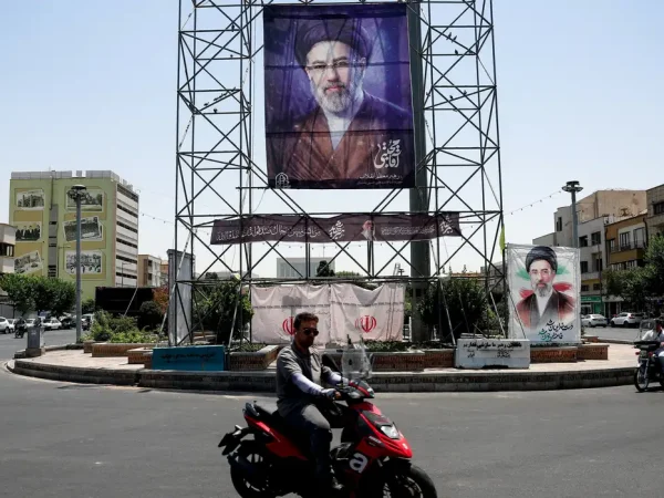 Pessoas passam de motocicleta por um banner com a foto do Líder Supremo do Irã, Mojtaba Khamenei, em Teerã, Irã, em 28 de junho de 2026
Majid Asgaripour/WANA via REUTERS