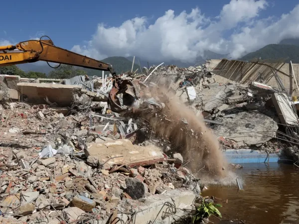 A heavy machinery operates to clear debris at the site of a collapsed building in the aftermath of the June 24 earthquakes in La Guaira, Venezuela, July 1, 2026. REUTERS/Ricardo Arduengo