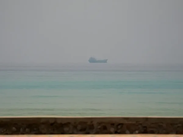 MUSANDAM - 11/07/2026 - Uma Embarcação no Estreito de Ormuz, vista de Musandam, Omã. REUTERS/Stringer/Proibida Reprodução