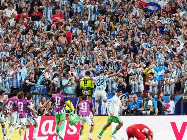 Soccer Football - FIFA World Cup 2026 - Quarter Final - Argentina v Switzerland - Kansas City Stadium, Kansas City, Missouri, U.S. - July 11, 2026 Argentina's Lautaro Martinez jumps into the stands after he scored their third goal IMAGN IMAGES via Reuters/Jay Biggerstaff/Proibida Reprodução